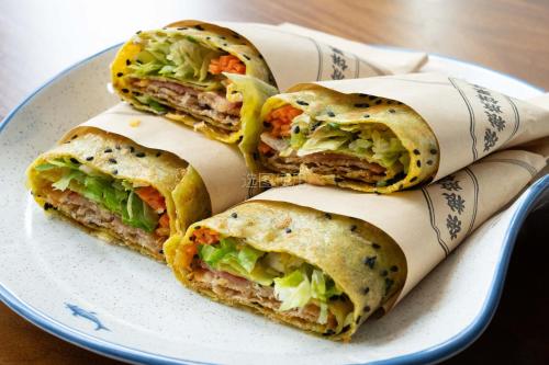 Holiday Inn Guangzhou Zhujiang New Town في قوانغتشو: أربع شطائر على طبق على طاولة