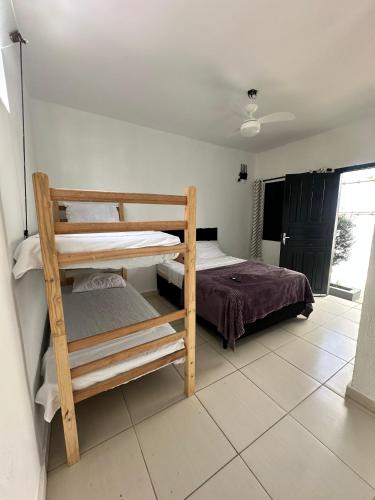 Postel nebo postele na pokoji v ubytování POUSADA OHANA, SUITES ao LADO DO SESC BERTIOGA, e PROXIMO A PRAIA
