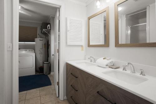 Un baño de Sprawling Family Home w/ Pool Table - Steps from Beach, Tennis, & Pools