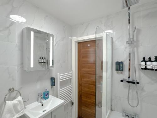 Et badeværelse på Central & Modern 2 Bedroom City Apartment