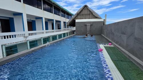 una piscina frente a un edificio en Sea Breeze Beach Resort, en Mabubua