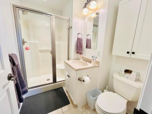 een badkamer met een wastafel en een douche bij Wilson dunes 304 in Rehoboth Beach