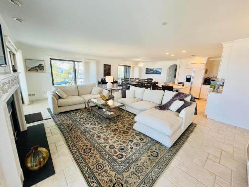 een woonkamer met witte banken en een tapijt bij Wilson dunes 304 in Rehoboth Beach