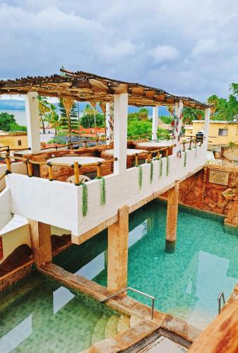 a bridge over the water at a resort at Hotel Spa el Gran Coral in San Juan Cosalá
