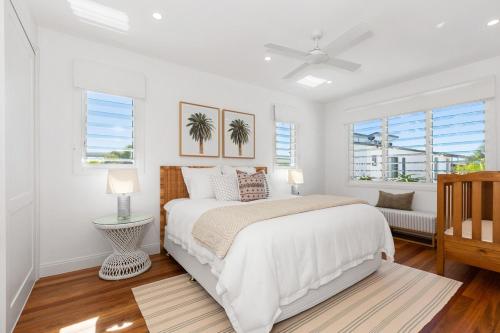 une chambre blanche avec un lit et deux fenêtres dans l'établissement Coastal Luxe - Hampton inspired, à Kingscliff