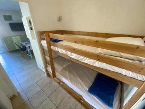une chambre avec deux lits superposés dans une pièce dans l'établissement Studio cabine climatisé, terrasse et parking proche plage - FR-1-338-604, à Sète