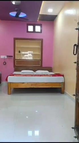 Una cama o camas en una habitación de Jayanna Family Stay Hampi