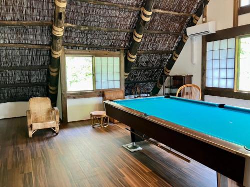 Τραπέζι μπιλιάρδου στο 合掌造り悠々庵Traditional Japanese house from GIFU 400平米