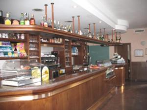 a bar in a restaurant with a counter top at Alla Speranza in San Giórgio di Nogaro