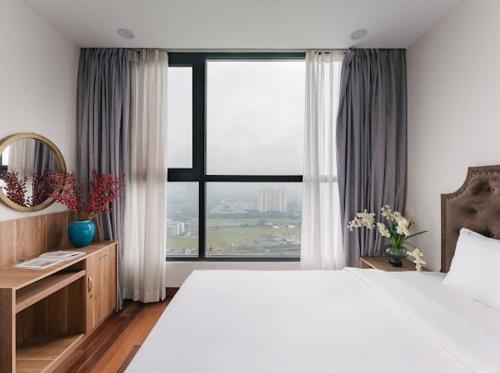 Un dormitorio con una cama grande y una ventana grande en Great Quality 2Bedroom Apt In Vinhomes Green Bay, en Hanói