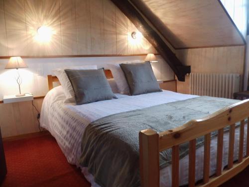 1 dormitorio con 1 cama grande con sábanas y almohadas blancas en Auberge Audressein en Audressein