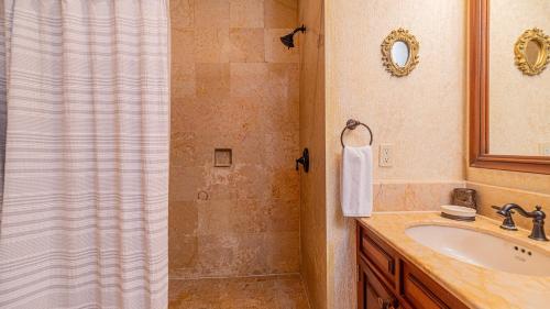 un bagno con doccia e lavandino di Sonoran Sun a Campo del Medio