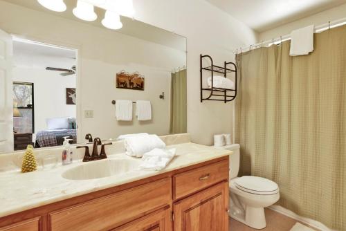 ein Badezimmer mit Waschbecken, Toilette und Spiegel in der Unterkunft Rutter Family Retreat #2482 in Sugarloaf