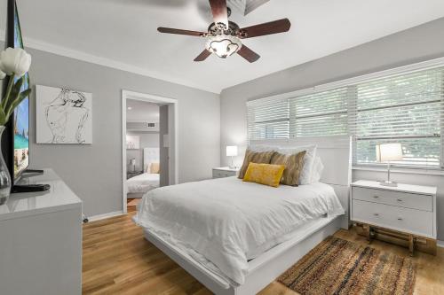 Un dormitorio con una cama y un ventilador de techo. en Best Spot Lauderdale Beach, Eats and Las Olas, en Fort Lauderdale