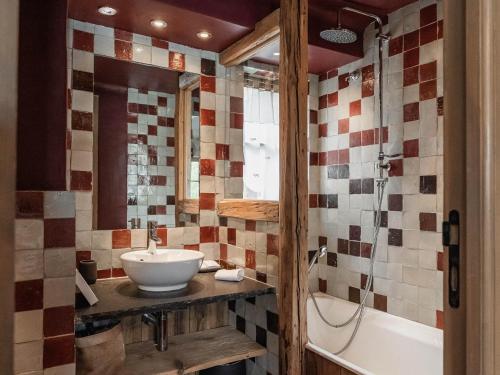 un baño con lavabo y bañera en Chalet montagnard intime avec hammam à Val d'Isère - FR-1-844-19, en Val dʼIsère