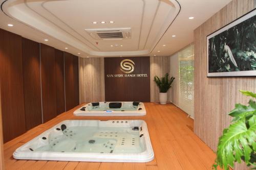 a jacuzzi room with two jacuzzis in the middle at San Hanoi Hotel & Gaming in Hanoi