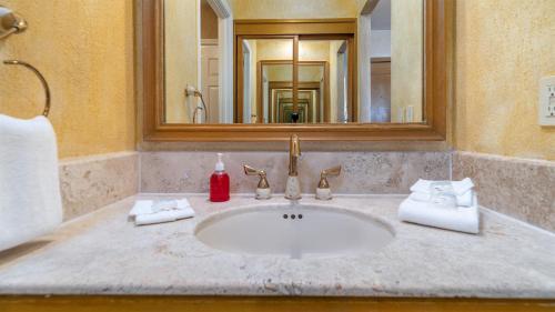 ein Badezimmer mit Waschbecken und Spiegel in der Unterkunft Sonoran Sea in Campo del Medio