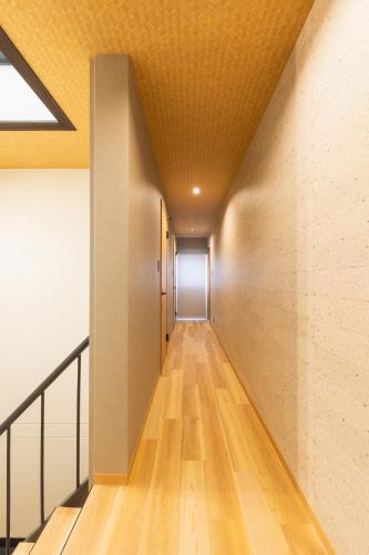 a hallway of a building with wood floors and a door at Liendepremie讃 貸切の宿 金刀比羅宮参道まで徒歩5分 敷地内駐車場5台 in Kotohira