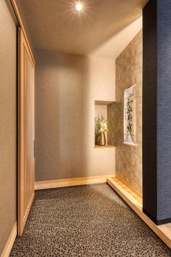 an empty room with a hallway with a wall at Liendepremie讃 貸切の宿 金刀比羅宮参道まで徒歩5分 敷地内駐車場5台 in Kotohira