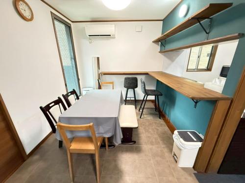 a kitchen and dining room with a table and chairs at 宿のきむら in Utsunomiya