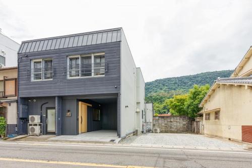 a black and white house with a garage at Liendepremie讃 貸切の宿 金刀比羅宮参道まで徒歩5分 敷地内駐車場5台 in Kotohira