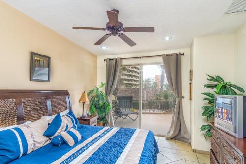 a bedroom with a bed and a ceiling fan at Bella Sirena in Puerto Peñasco