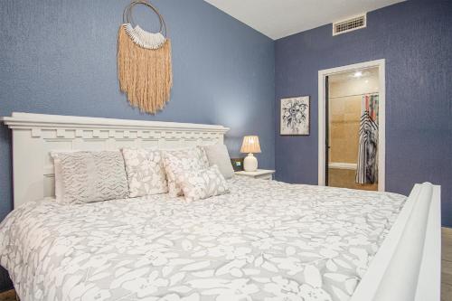 Schlafzimmer mit einem großen weißen Bett und blauen Wänden in der Unterkunft Sonoran Sun in Campo del Medio