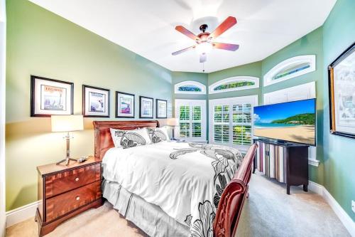 フォート・ローダーデールにある5BR Luxury Mins to Las Olas, Shops and Beachのベッドと天井扇風機のある寝室
