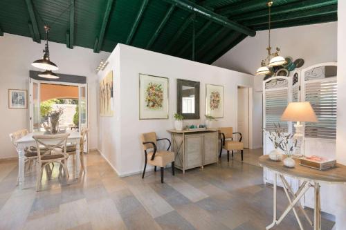 Imagen de la galería de Elissavet by Vintage Travel, en Ermones