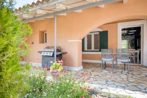 Un patio o zona al aire libre en Elissavet by Vintage Travel