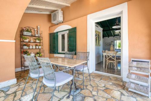Un comedor con mesa y sillas en Elissavet by Vintage Travel, en Ermones