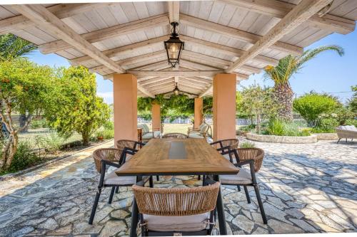 Un patio o zona al aire libre en Elissavet by Vintage Travel