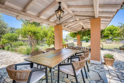 Un patio o zona al aire libre en Elissavet by Vintage Travel