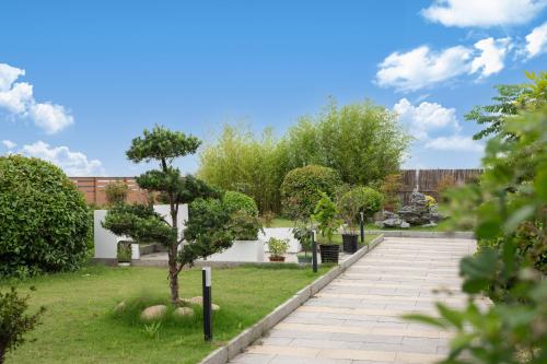 Jardín al aire libre en Holiday Inn Express Shanghai Hongqiao North by IHG