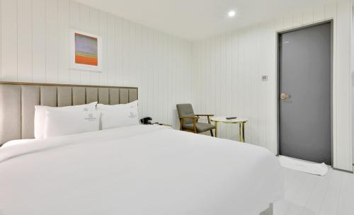 Кровать или кровати в номере Brown Dot Hotel Minam