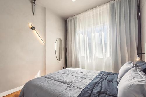 a bedroom with a bed and a window at Apê moderno no Largo do Machado in Rio de Janeiro