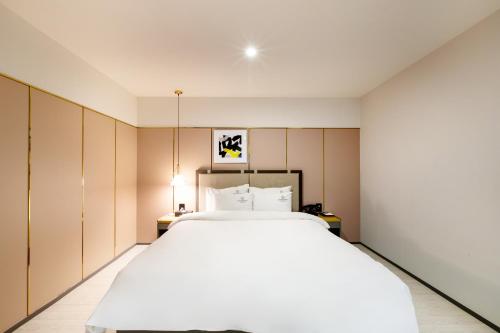 Кровать или кровати в номере Brown Dot Hotel Minam