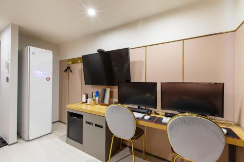 Кухня или мини-кухня в Brown Dot Hotel Minam
