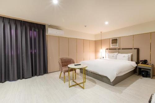 Кровать или кровати в номере Brown Dot Hotel Minam