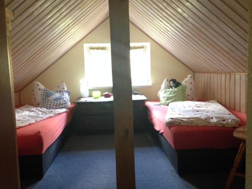 En eller flere senge i et værelse på Haus Rennsteigrose