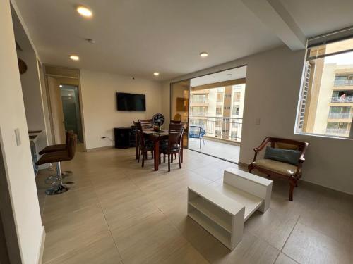 a large living room with a table and chairs at Apartamento de descanso y relajación en Villeta in Villeta