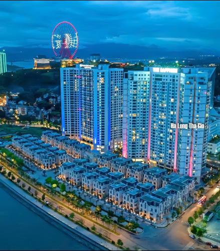 Nespecifikovaný výhled na destinaci Ha Long nebo výhled na město při pohledu z apartmánu