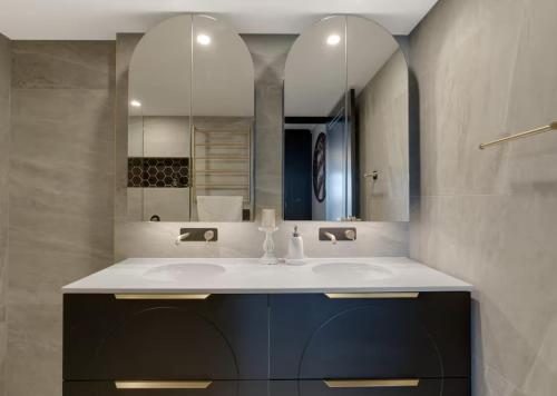 Ένα μπάνιο στο Luxury 3BR Tower Views & Elegance Surfers CBD