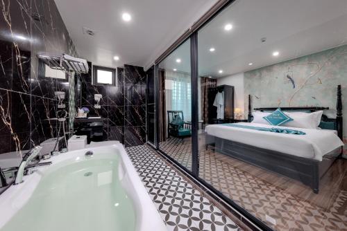 a large bathroom with a tub and a bed at Vũ Hotel in Ninh Binh