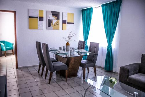 a dining room with a table and chairs at Amplio Departamento 3 Centro Historico - Wide Apartment 3 Downtown in San Luis Potosí