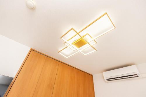 a room with two lights on the ceiling at JR Kamata Station is a 3-minute walk, Shinagawa is 7 minutes by train, and Keikyu Kamata Station has direct access to Haneda Airport, Tokyo, Shinagawa, Yokohama, and Ueno in Tokyo