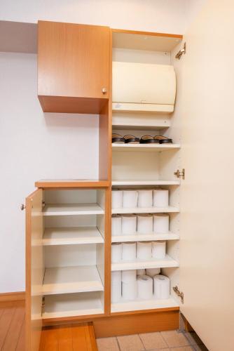 a walk in closet with white shelves at JR Kamata Station is a 3-minute walk, Shinagawa is 7 minutes by train, and Keikyu Kamata Station has direct access to Haneda Airport, Tokyo, Shinagawa, Yokohama, and Ueno in Tokyo
