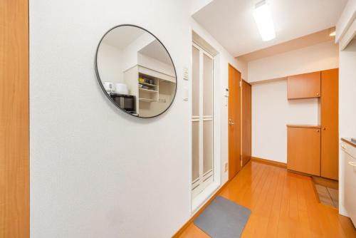 a hallway with a mirror on a wall at JR Kamata Station is a 3-minute walk, Shinagawa is 7 minutes by train, and Keikyu Kamata Station has direct access to Haneda Airport, Tokyo, Shinagawa, Yokohama, and Ueno in Tokyo