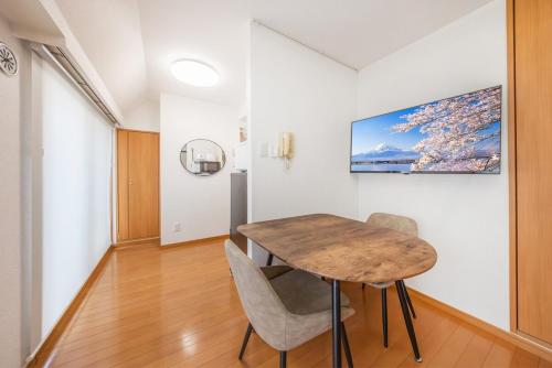 a dining room with a wooden table and chairs at JR Kamata Station is a 3-minute walk, Shinagawa is 7 minutes by train, and Keikyu Kamata Station has direct access to Haneda Airport, Tokyo, Shinagawa, Yokohama, and Ueno in Tokyo