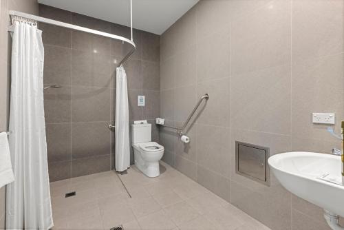 Ένα μπάνιο στο Modern 1 Bed Apartment - 6 Min walk to beach
